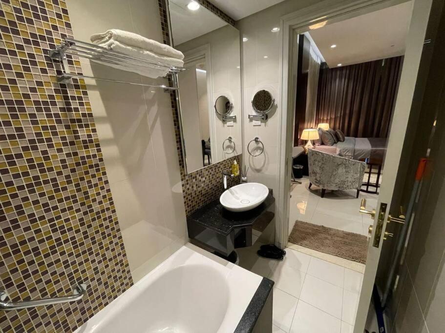 Homes2retreat - Chic In Damac Uppercrest Dubai